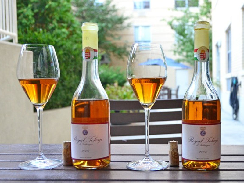 rượu vang trắng ngọt royal tokaji 5 puttonyos aszú rượu vang trắng ngọt royal tokaji 5 puttonyos aszú