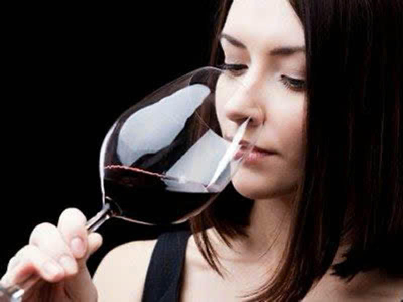 cách cầm ly rượu vang đúng cách: bí quyết cho người sành vang cách cầm ly rượu vang đúng cách: bí quyết cho người sành vang