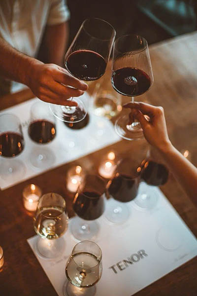 cách cầm ly rượu vang đúng cách: bí quyết cho người sành vang cách cầm ly rượu vang đúng cách: bí quyết cho người sành vang
