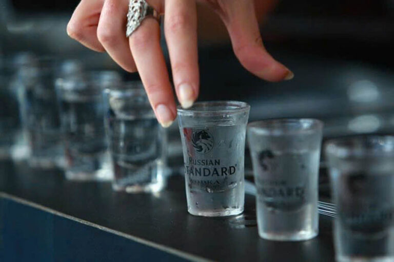 Hướng dẫn uống rượu vodka nga đúng cách