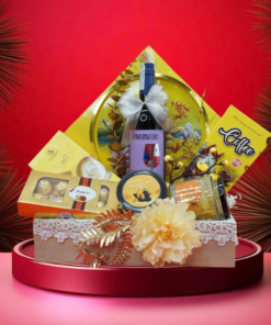 Tavernello Sangiovese Merlot Rubicone 2021 – 750ml Xuân Giao Hòa · Phúc Lộc An Nhiên · Sum Vầy Trọn Vẹn Trong không khí rộn ràng và ấm áp chào đón mùa xuân Bính Ngọ 2026, Mansa Musa trân trọng giới thiệu Hộp Quà Tết 2026 – Rượu Vang Ý MS049 – mẫu quà biếu mang phong cách gần gũi, hài hòa và dễ thưởng thức, phù hợp cho nhiều đối tượng và không gian trao tặng dịp đầu năm. MS049 là sự kết hợp cân bằng giữa vang Ý trẻ trung, thân thiện cùng bộ bánh kẹo – đồ uống tinh chọn, được sắp xếp gọn gàng trong hộp sơn mài đơn trang nhã, tạo nên một tổng thể chỉn chu, linh hoạt và giàu ý nghĩa chúc xuân. Điểm Nhấn Trung Tâm – Rượu Vang Ý Tavernello Sangiovese Merlot Rubicone 2021 Tavernello là thương hiệu vang Ý quen thuộc, nổi tiếng với phong cách dễ uống, hài hòa và phù hợp nhiều khẩu vị. Sự kết hợp giữa hai giống nho Sangiovese và Merlot mang lại cấu trúc cân bằng, mềm mại và tròn vị. Rượu có màu đỏ ruby tươi sáng, hương thơm nhẹ nhàng của anh đào chín, mận đỏ, quả mọng, điểm xuyết chút thảo mộc và gia vị dịu. Khi thưởng thức, rượu cho cảm giác êm ái, tannin mềm, hậu vị gọn gàng và dễ chịu, phù hợp cho cả người mới làm quen với vang. Niên vụ 2021 mang đến sự tươi mới, trẻ trung, giúp Tavernello Sangiovese Merlot Rubicone trở thành lựa chọn lý tưởng cho bữa cơm Tết gia đình, tiếp khách thân tình, hoặc những buổi sum họp đầu xuân nhẹ nhàng. Gợi Ý Thưởng Thức Với phong cách dễ uống, chai vang này phù hợp dùng kèm thịt nguội, xúc xích, gà quay, thịt heo nướng, mì Ý, pizza, hoặc các món ăn truyền thống ngày Tết, góp phần tạo nên bầu không khí ấm cúng và gần gũi. Thành Phần Hộp Quà Tết 2026 – MS049 Rượu vang Ý Tavernello Sangiovese Merlot Rubicone 2021 – 750ml Hộp sơn mài đơn – thiết kế gọn gàng, nhã nhặn Hộp socola Jinkely 8 viên – ngọt dịu, dễ thưởng thức Hộp marshmallow – mềm mịn, nhẹ nhàng Hộp Café muối – đậm đà, tạo điểm nhấn hiện đại Hộp thơm sấy dẻo – chua ngọt hài hòa, tượng trưng cho khởi sắc đầu năm Sự kết hợp giữa vang Ý thân thiện – bánh kẹo hiện đại – đồ uống quen thuộc giúp MS049 trở thành hộp quà gọn nhẹ, dễ trao – dễ nhận, phù hợp cho nhiều nhu cầu biếu tặng. Hộp Sơn Mài Đơn – Gọn Gàng & Trang Nhã Hộp sơn mài đơn mang phong cách tối giản, lịch sự, màu sắc nhã nhặn, kết cấu chắc chắn. Thiết kế gọn gàng giúp việc trao tặng thuận tiện, phù hợp cho gia đình, bạn bè, nhân viên, khách hàng thân thiết trong dịp Tết. Thông Điệp & Lời Chúc Tết – MS049 Hộp Quà Tết 2026 – Rượu Vang Ý MS049 gửi gắm lời chúc: Gia đình sum vầy – Cuộc sống an nhiên – Công việc thuận hòa – Năm mới đủ đầy. Một lựa chọn quà Tết dễ dùng, dễ tặng và giàu ý nghĩa, đồng hành cùng những khoảnh khắc đoàn viên trong năm mới Bính Ngọ 2026.