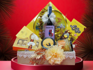 Tavernello Sangiovese Merlot Rubicone 2021 – 750ml Xuân Giao Hòa · Phúc Lộc An Nhiên · Sum Vầy Trọn Vẹn Trong không khí rộn ràng và ấm áp chào đón mùa xuân Bính Ngọ 2026, Mansa Musa trân trọng giới thiệu Hộp Quà Tết 2026 – Rượu Vang Ý MS049 – mẫu quà biếu mang phong cách gần gũi, hài hòa và dễ thưởng thức, phù hợp cho nhiều đối tượng và không gian trao tặng dịp đầu năm. MS049 là sự kết hợp cân bằng giữa vang Ý trẻ trung, thân thiện cùng bộ bánh kẹo – đồ uống tinh chọn, được sắp xếp gọn gàng trong hộp sơn mài đơn trang nhã, tạo nên một tổng thể chỉn chu, linh hoạt và giàu ý nghĩa chúc xuân. Điểm Nhấn Trung Tâm – Rượu Vang Ý Tavernello Sangiovese Merlot Rubicone 2021 Tavernello là thương hiệu vang Ý quen thuộc, nổi tiếng với phong cách dễ uống, hài hòa và phù hợp nhiều khẩu vị. Sự kết hợp giữa hai giống nho Sangiovese và Merlot mang lại cấu trúc cân bằng, mềm mại và tròn vị. Rượu có màu đỏ ruby tươi sáng, hương thơm nhẹ nhàng của anh đào chín, mận đỏ, quả mọng, điểm xuyết chút thảo mộc và gia vị dịu. Khi thưởng thức, rượu cho cảm giác êm ái, tannin mềm, hậu vị gọn gàng và dễ chịu, phù hợp cho cả người mới làm quen với vang. Niên vụ 2021 mang đến sự tươi mới, trẻ trung, giúp Tavernello Sangiovese Merlot Rubicone trở thành lựa chọn lý tưởng cho bữa cơm Tết gia đình, tiếp khách thân tình, hoặc những buổi sum họp đầu xuân nhẹ nhàng. Gợi Ý Thưởng Thức Với phong cách dễ uống, chai vang này phù hợp dùng kèm thịt nguội, xúc xích, gà quay, thịt heo nướng, mì Ý, pizza, hoặc các món ăn truyền thống ngày Tết, góp phần tạo nên bầu không khí ấm cúng và gần gũi. Thành Phần Hộp Quà Tết 2026 – MS049 Rượu vang Ý Tavernello Sangiovese Merlot Rubicone 2021 – 750ml Hộp sơn mài đơn – thiết kế gọn gàng, nhã nhặn Hộp socola Jinkely 8 viên – ngọt dịu, dễ thưởng thức Hộp marshmallow – mềm mịn, nhẹ nhàng Hộp Café muối – đậm đà, tạo điểm nhấn hiện đại Hộp thơm sấy dẻo – chua ngọt hài hòa, tượng trưng cho khởi sắc đầu năm Sự kết hợp giữa vang Ý thân thiện – bánh kẹo hiện đại – đồ uống quen thuộc giúp MS049 trở thành hộp quà gọn nhẹ, dễ trao – dễ nhận, phù hợp cho nhiều nhu cầu biếu tặng. Hộp Sơn Mài Đơn – Gọn Gàng & Trang Nhã Hộp sơn mài đơn mang phong cách tối giản, lịch sự, màu sắc nhã nhặn, kết cấu chắc chắn. Thiết kế gọn gàng giúp việc trao tặng thuận tiện, phù hợp cho gia đình, bạn bè, nhân viên, khách hàng thân thiết trong dịp Tết. Thông Điệp & Lời Chúc Tết – MS049 Hộp Quà Tết 2026 – Rượu Vang Ý MS049 gửi gắm lời chúc: Gia đình sum vầy – Cuộc sống an nhiên – Công việc thuận hòa – Năm mới đủ đầy. Một lựa chọn quà Tết dễ dùng, dễ tặng và giàu ý nghĩa, đồng hành cùng những khoảnh khắc đoàn viên trong năm mới Bính Ngọ 2026.