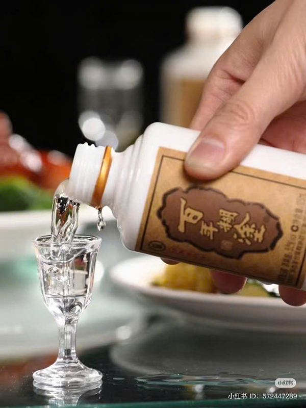 quà tặng khủng: mua 2 thùng rượu hồ đồ tặng bộ 6 ly