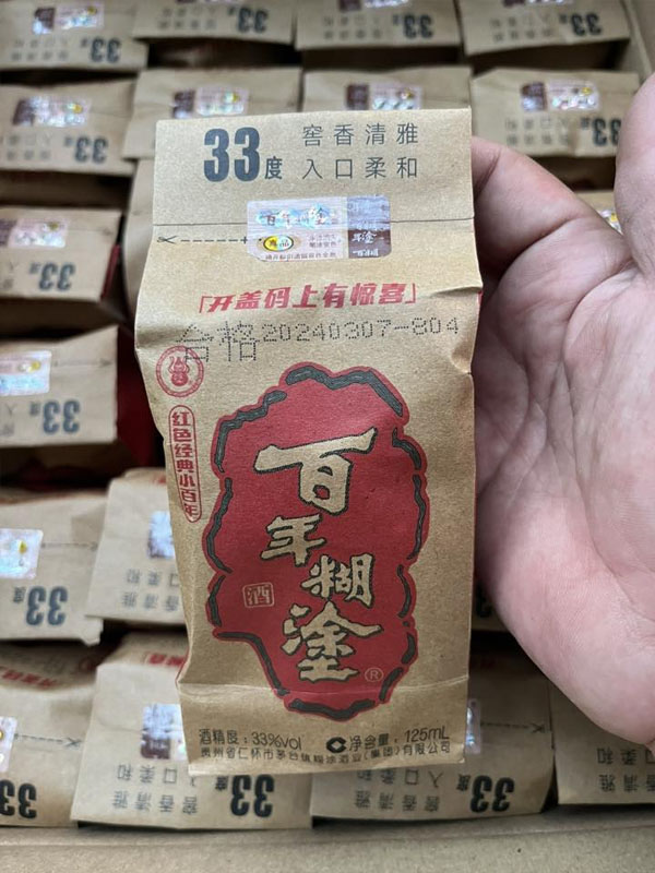 rượu bách niên hồ đồ nhãn đỏ